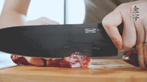 食材統(tǒng)統(tǒng)切成片，待用。