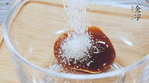 合上蓋子，啟動(dòng)電源煮飯。期間混合好調(diào)味汁。