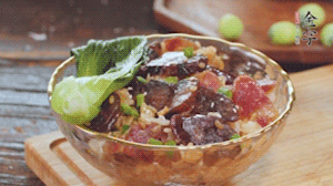 期間用開水燙熟青菜，煎好荷包蛋~ （懶人可忽略此步）