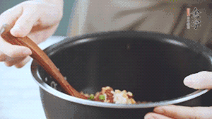 揭開鍋蓋，放上青菜，荷包蛋，就可以吃了。