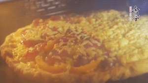 準(zhǔn)備好披薩餅皮，烤盤(pán)刷油后入烤箱預(yù)熱10分鐘，放上面餅后180度烤10分鐘。（現(xiàn)成買(mǎi)的披薩皮，就忽略此步驟）