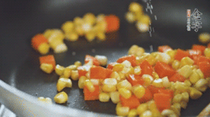 胡蘿卜、玉米洗凈后，處理成粒，加鹽簡(jiǎn)單炒制。