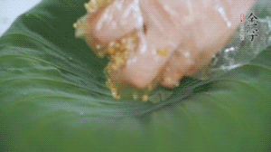 將食材混合好鋪到新鮮荷葉上。（可以加點(diǎn)水）