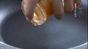 植物油入鍋，翻炒冬瓜。