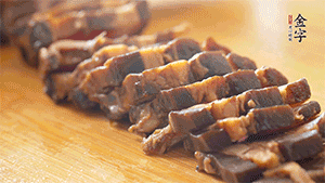 金字醬肉切片。