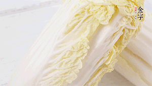 娃娃菜洗凈，對(duì)半切。