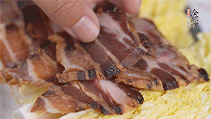 依次擺放娃娃菜和醬肉。