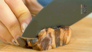 金字風(fēng)味醬肉切成片，上鍋蒸15分鐘。