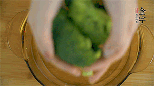 西蘭花洗凈，切成小塊汆燙，切碎。