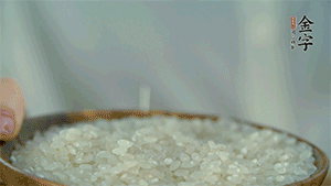 大米、糯米混合上電飯鍋蒸熟。