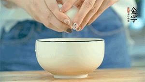 雞蛋液打散，可以加點(diǎn)鹽和黃酒，邊煎邊用筷子攪拌。