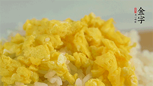 將雞蛋碎、西蘭花碎和放涼的米飯混合，用少許鹽、橄欖油調(diào)味。