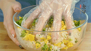 將飯團(tuán)用手搓捏成圓球狀。