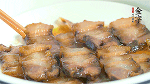 鋪上一片醬肉，撒點(diǎn)芝麻即可。