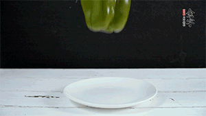 雞蛋打散，加青椒粒、蔥花攪拌。