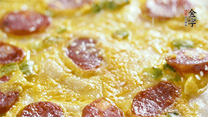 撒上一些芝麻，準(zhǔn)備一些番茄醬，一份早餐就做好了。