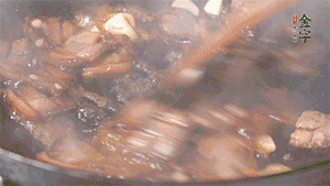 熱油下鍋，爆香蒜片。放入醬肉翻炒片刻后,下豌豆尖均勻翻炒。