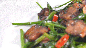 出鍋前加少許鹽調(diào)味。