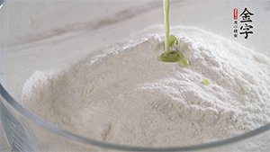 將艾草葉放入料理機(jī)中，加1倍的水打碎。和澄粉、糯米粉、少許油混合成面團(tuán)。