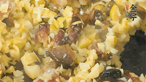 熱油起鍋，下醬肉丁炒香，再加入筍丁、適量水淀粉勾芡翻炒均勻。