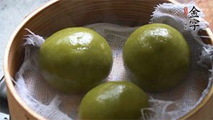 青團(tuán)上沸水鍋中蒸10分鐘即可。