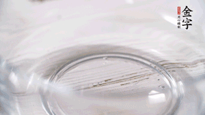 雞蛋加鹽、黃酒均勻打散，下鍋炒散。