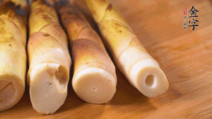 春筍剝?nèi)ネ鈿?，切成滾刀塊。