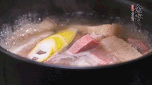 火肉、豬肉加料酒、清水大火煮開(kāi)后，加入春筍小火慢燉40分鐘，出鍋前撒蔥花即可。