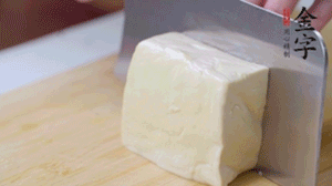老豆腐切片，浸水備用。