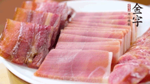 擺盤后鋪上老豆腐，淋點(diǎn)料酒，灑點(diǎn)白糖上鍋蒸20分鐘。