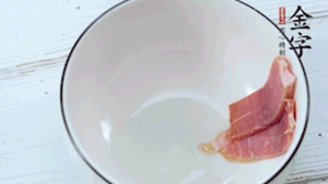 火腿一面涂抹蜂蜜，貼在碗底擺盤備用。