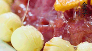 出鍋前10分鐘淋上蜂蜜，倒扣出來撒上桂花，擺上胡蘿卜裝飾即可。