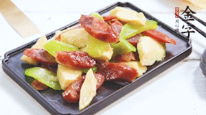 熱油下鍋，依次下金字香腸、萵筍、冬筍，均勻翻炒。