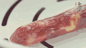 香腸蒸至半熟切片，筍切丁備用。