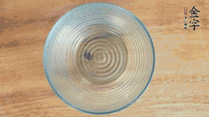 取一個(gè)碗，香菇倒放，香腸片圍繞鋪成圓形，加炒好的米飯壓實(shí)。