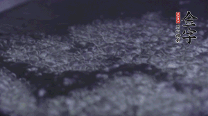 小青菜洗凈后，鍋中水燒開，放點(diǎn)鹽和滴幾滴油后燙熟。