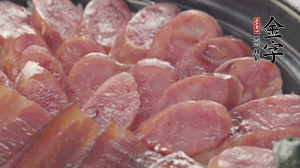 沿著米飯邊淋一圈玉米油，擺上小青菜，淋上醬油和湯調(diào)成的醬汁，撒上辣椒粒、香蔥末即可。