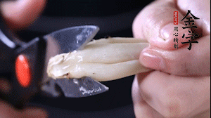 蟹味菇去掉根部洗凈。