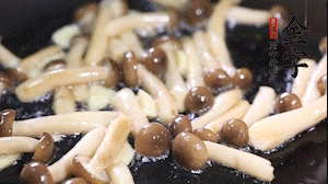 熱油下鍋煸香蒜末，依次加蟹味菇、香腸、西蘭花均勻翻炒，放適量水燜煮3分鐘。