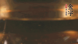 冷水下鍋，加入牛仔骨、姜片焯水備用。