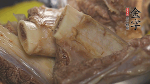 鍋中加熱適量油，加入姜和牛仔骨炒至外表呈金棕色。