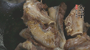 加入白蘿卜、料酒、水、火腿煮40分鐘。