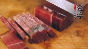 金字火腿溫水浸泡30分鐘，切成小塊。