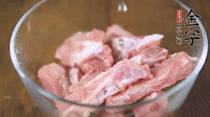 切成小段的排骨洗凈后，加姜片焯水3分鐘。