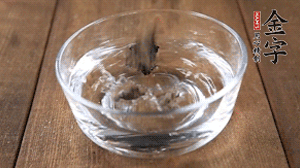 黑木耳泡發(fā)備用。