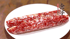 金字香腸斜切成片。