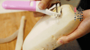 蘿卜去皮，切成絲。（如果用擦菜板，不能選擦成太碎的）