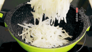 鍋加油至5成熱，放香腸粒、臘肉粒翻炒，等脂肪變透明后，加香菇、瑤柱、蝦米，放適量冰糖、胡椒粉、鹽炒至香味溢出。