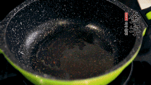 盆中放入炒好的蘿卜絲、香腸等食材，加粘米粉、澄粉，一邊倒香菇水，一遍攪拌成稀糊狀。（加入少量的澄粉可以讓蘿卜糕質(zhì)地柔軟又充滿彈性，而且還可以增加成品的透明感。 ）