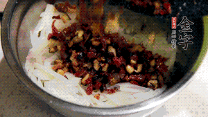 在蒸盤中鋪上油紙，鋪好食材后壓一壓，蒸箱中蒸30分鐘即可。（蒸好的蘿卜糕切成厚片，用少量油煎一下，撒點(diǎn)蔥花口味更好。）